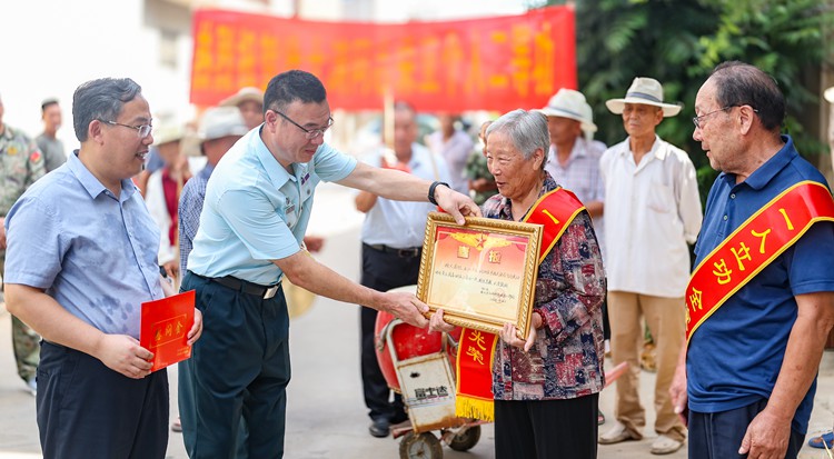 图片新闻 | 临沂：功臣荣光 八一传喜
