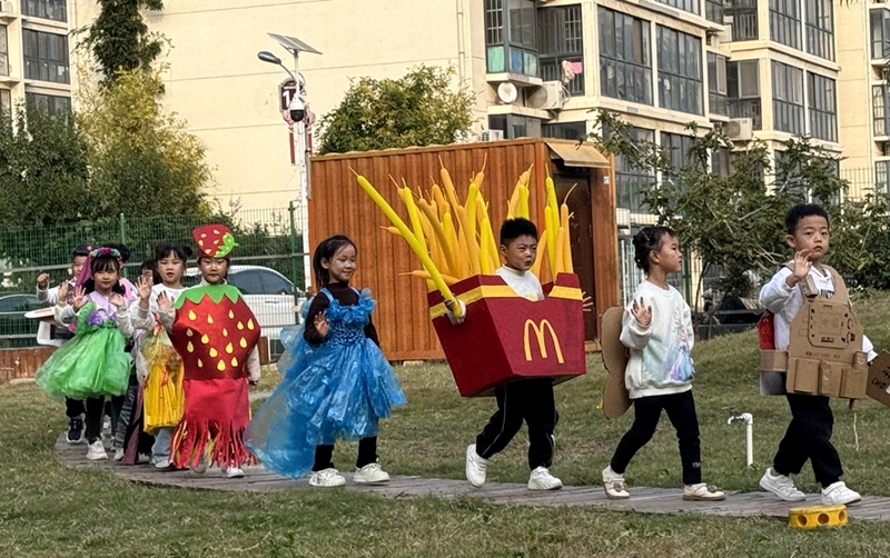 让垃圾变废为宝，萌娃秀出分类潮 创意服装走秀与旧物改造创意大赛精彩轮番登场