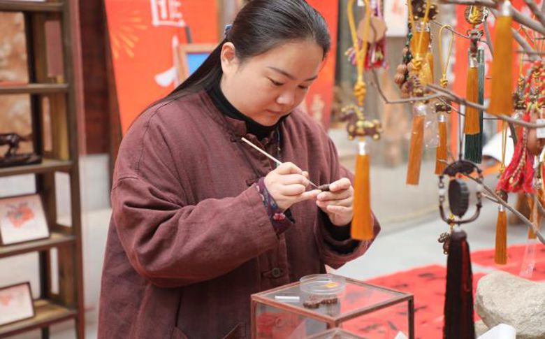新春走基层丨年味，在木香与手作中苏醒 ——临沂天泽木文化博物馆新春民俗主题展览见闻