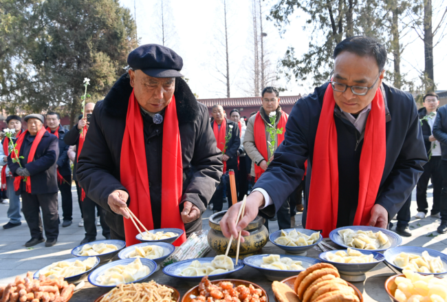 我们的节日·春节丨大年初一敬英烈 一碗水饺传深情