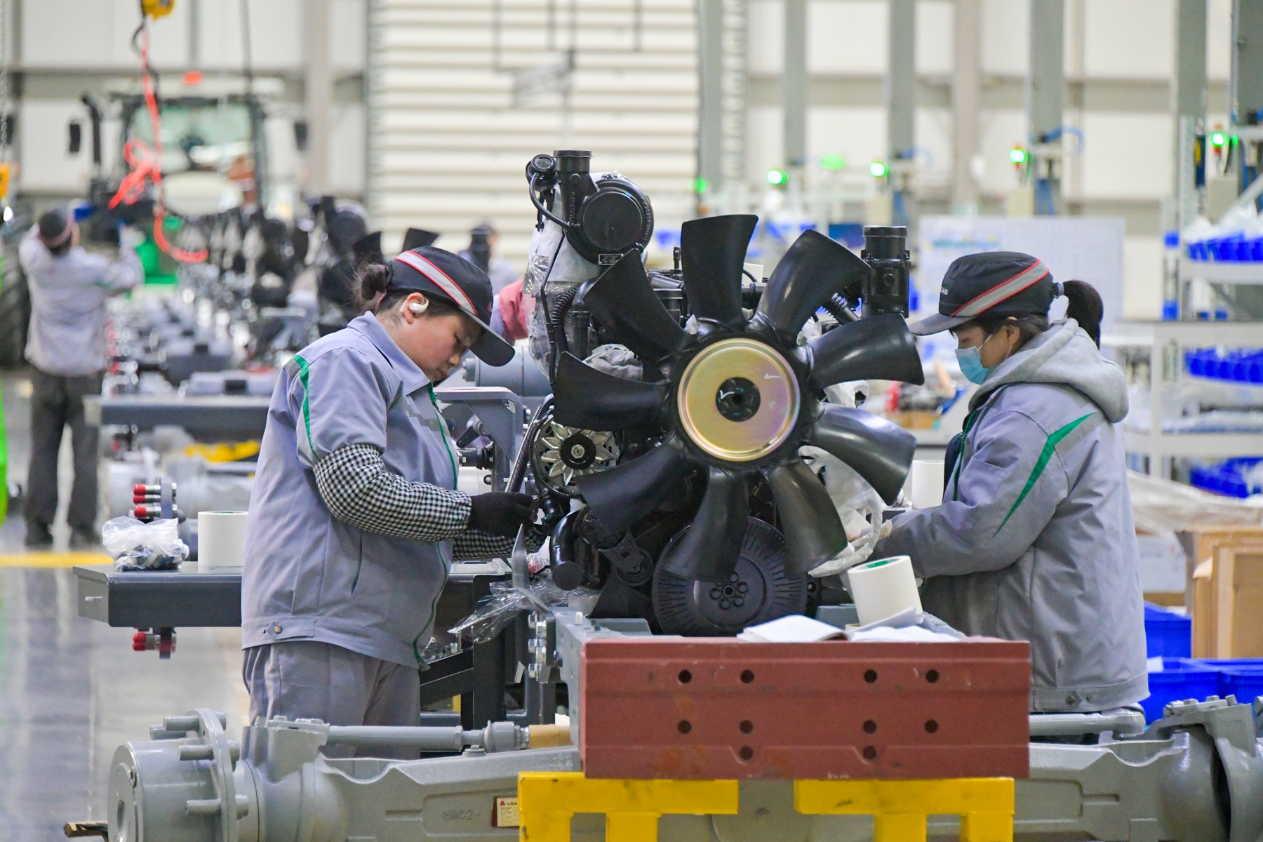 图片新闻 | 临工：农机企业生产忙 全力以赴保春耕