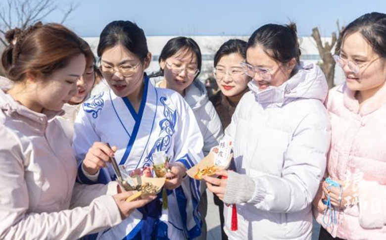 临沂：中医药护芳华