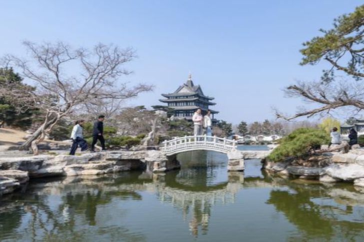 临沂：游人络绎踏春光