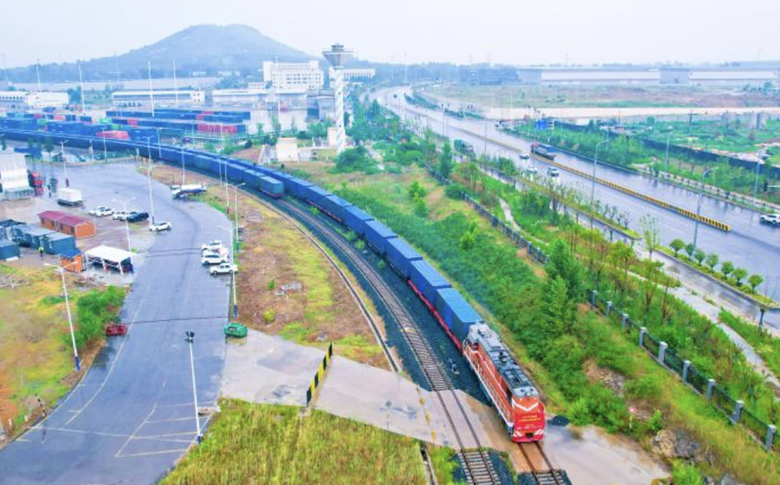 中欧班列临工供应链专列发车