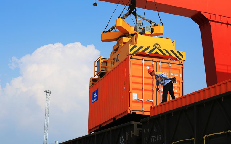 五个字符的全球坐标 一座物流之城的身份重构