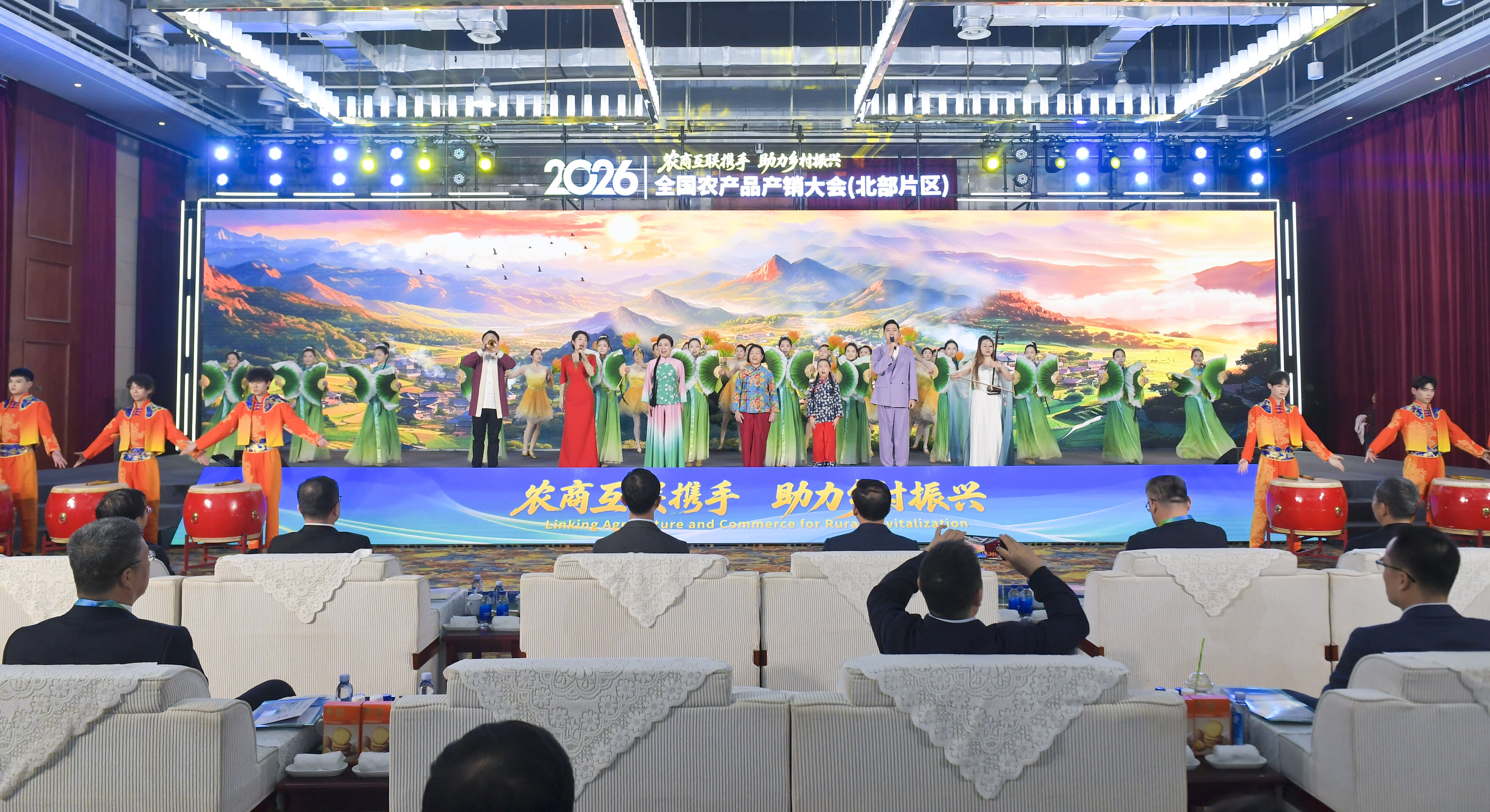 组图 | 八方客商聚临沂 “北部好物”展风华——直击2026年全国农产品产销大会（北部片区）火热现场