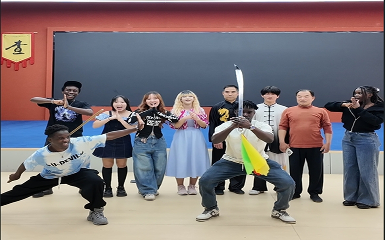 练武术做朝牌 国际学生在马头古镇“武”出美味新高度