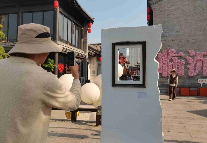 创意艺术展点亮临沂街巷 移动画框定格城市之美