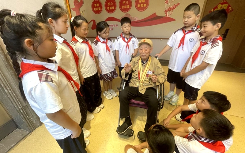 开学第一课：聆听英雄红嫂故事